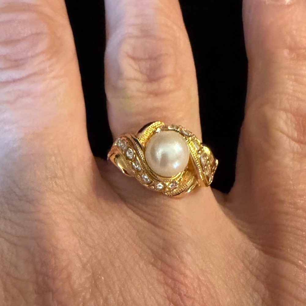 Vintage Style Gold Tone Pearl and Rhinestone Bypass Cocktail Ring Size 8.5